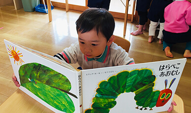 絵本を読む園児