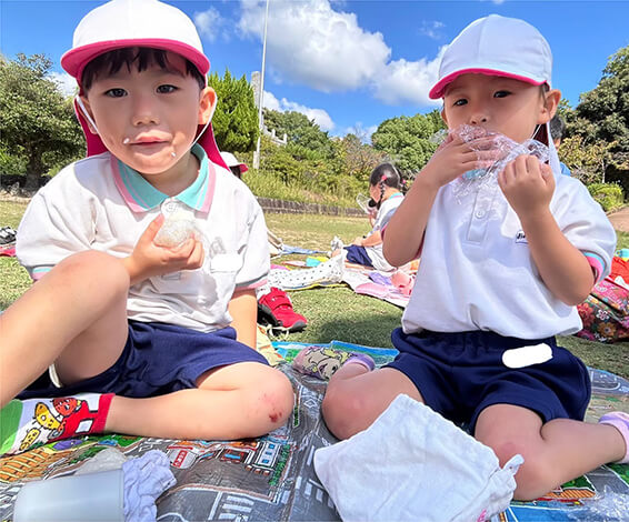 おにぎりを食べる子どもたち