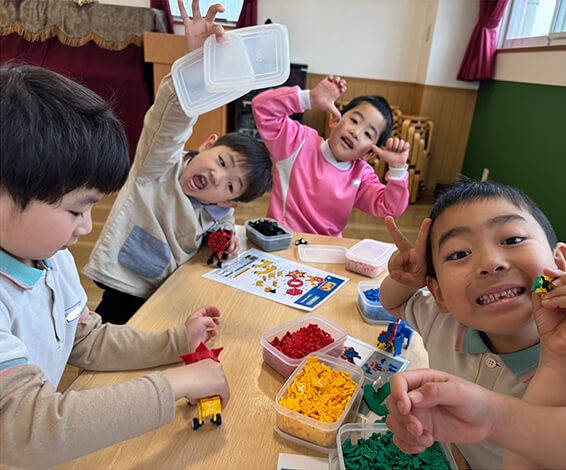 おもちゃで遊ぶ子どもたち